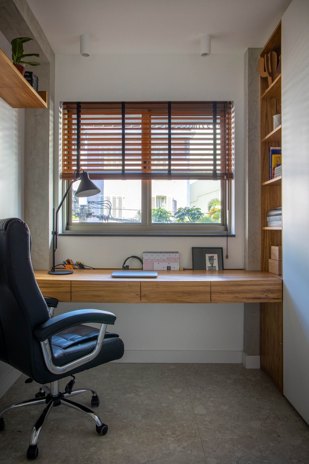 ESCRITÓRIO | Como os moradores trabalham de casa, um home office foi criado para garantir conforto (Foto: André Nazareth / Divulgação)