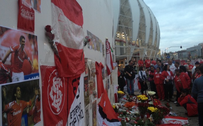 Torcedores escrevemprognostico jogos de hoje futebolmemorial mensagensprognostico jogos de hoje futebolapoio a família e homenageiam Fernandão (Foto: Tomás Hammes/GloboEsporte.com)