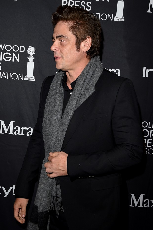 Benicio Del Toro: costume combinado com cachecol (Foto: Getty Images)