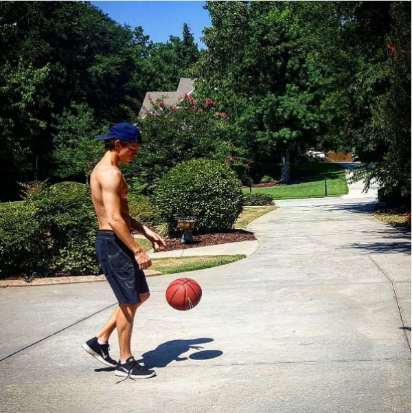 O ator Tom Holland praticando basquete no intervalo das filmagens de 'Homem-Aranha' (Foto: Instagram)
