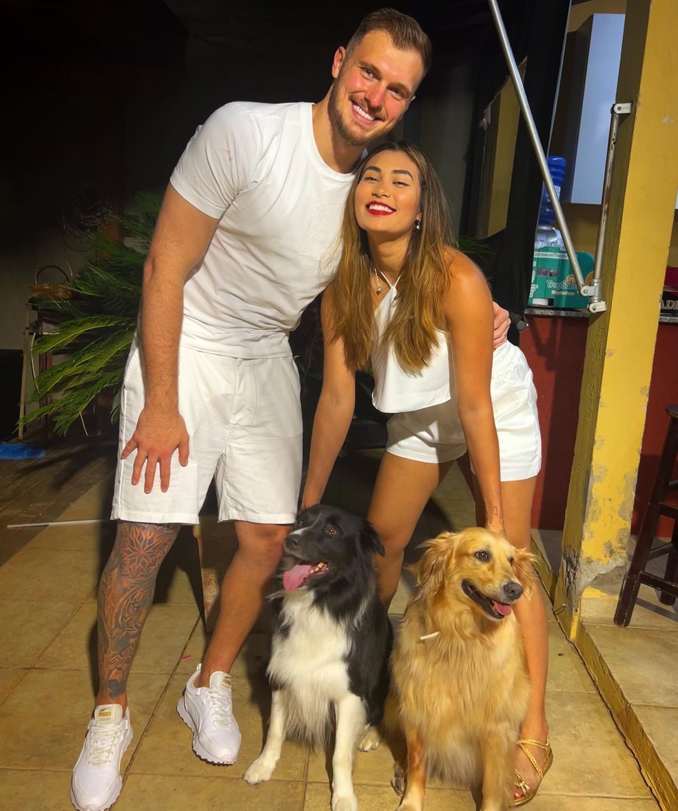 Lucas Perri, Rafaela e cachorros — Foto: Reprodução/Instagram