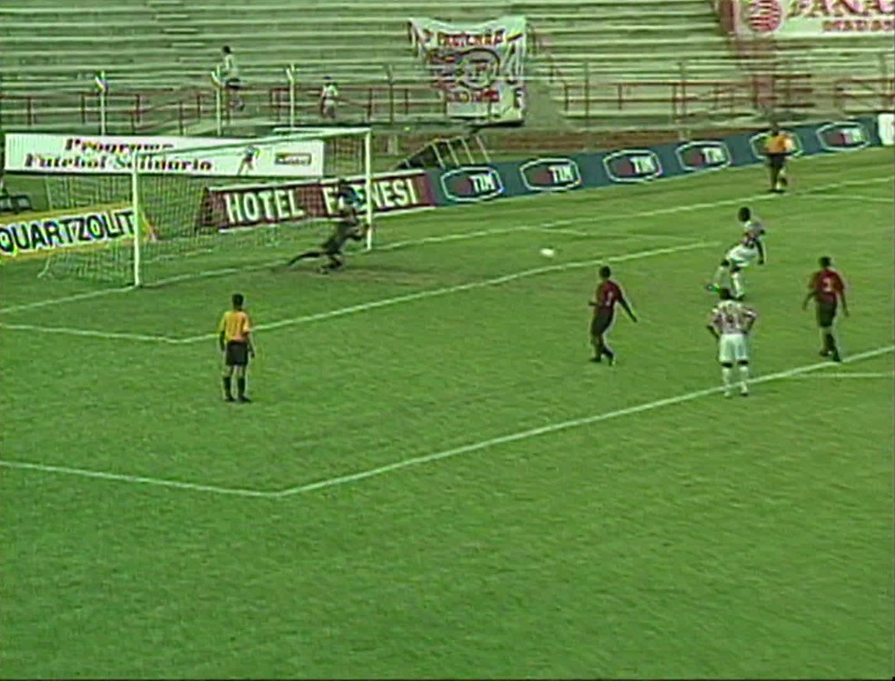 Antes de o bis marcar o gol da vitria, o Nutico havia perdido um pnalti  Foto: Reproduo