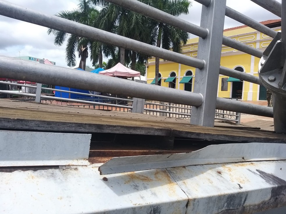 Danos foram encontrados tanto na parte em madeira quanto na parte metálica da passarela — Foto: Eldérico Silva/Rede Amazônica