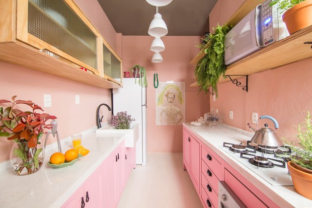 Décor do dia: cozinha rosa com teto cinza e prateleiras suspensas (Foto: Marina Machado)