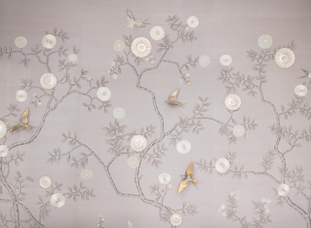 A Lalique, em parceria com os papéis de parede Fromental, apresentou a coleção Hirondelle: delicadas andorinhas de cristal francês interagem com a superfície de chinoiserie, onde podem ser fixadas e movidas por um sistema de imãs (Foto: Divulgação )