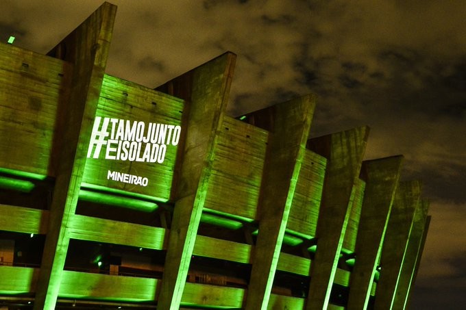 Em Belo Horizonte, o estádio Governador Magalhães Pinto, o Mineirão, projeta mensagens que homenageiam os profissionais que não podem ficar em casa em quarentena (Foto: Twitter/Divulgação)