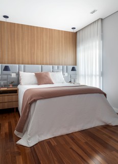 A paleta de cores neutra está na estrutura do quarto e na roupa de cama. Projeto do escritório MSAD Arquitetura