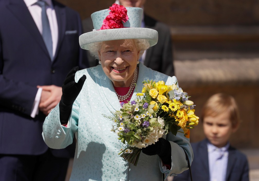 Rainha Elizabeth deixa a capela de Saint George, no Castelo de Windsor, depois de celebraÃ§Ã£o da PÃ¡scoa â Foto: Kirsty Wigglesworth/Pool via REUTERS