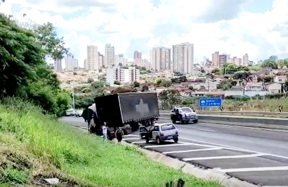 Carreta ficou atravessada na pista e deixou apenas a faixa da esquerda livre para o tráfego — Foto: Maycon Oliveira/Arquivo pessoal