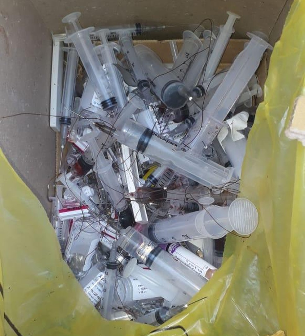 Agulhas e seringas contaminadas foram encontradas jogadas em rua no Centro de Maceió — Foto: Secom Maceió/Divulgação