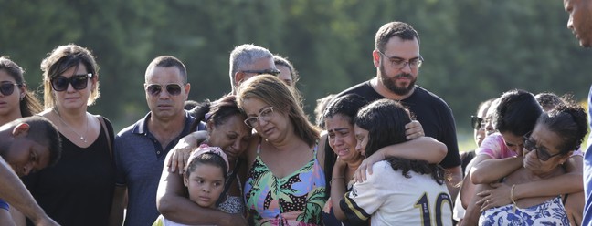 Seis vítimas do acidente em Guapimirim são enterradas em São Gonçalo. Todas eram da mesma família — Foto: Domingos Peixoto/Agência O Globo