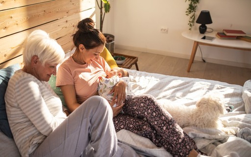 Mães, avós, amigas e irmãs podem fazer toda a diferença para as mulheres que entraram na maternidade — Foto: Crescer