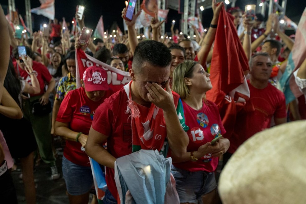 Apoiadores de Lula se emocionam com vitória no segundo turno, no comitê do PT na Avenida Washington Soares, em Fortaleza. — Foto: Thiago Gadelha/SVM