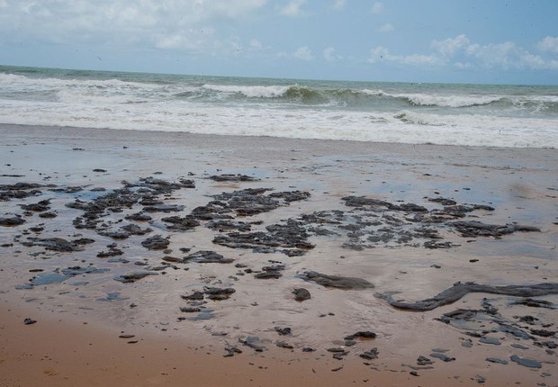 Manchas de óleo no litoral de Sergipe (Foto: Adema/Governo de Sergipe)