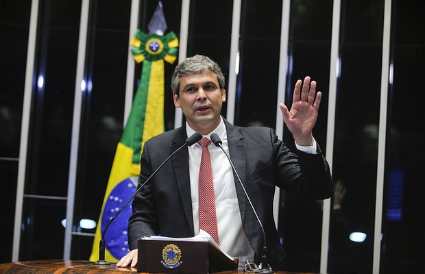 Em discurso, senador Lindbergh Farias (PT-RJ) (Foto: Marcos Oliveira/Agência Senado)