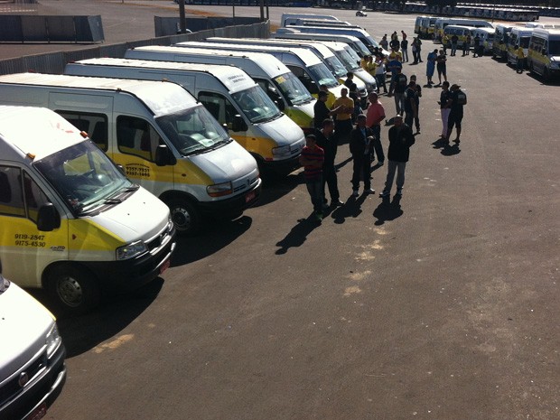 Grupo de motoristas de vans escolares reclamam de padronização no setor (Foto: Gabriel Luiz/G1)