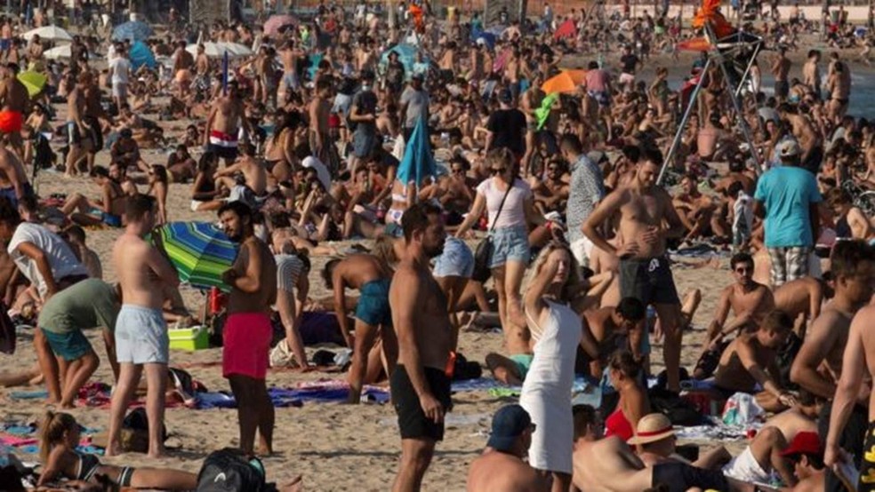 Um dia quente de praia em Barcelona, no dia 17 de julho. — Foto: EPA