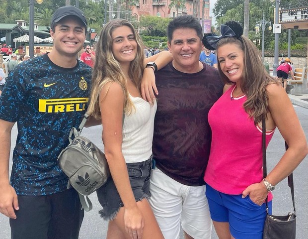 Elaine Mickely e Cesar Filho com os filhos, Luma e Luigi (Foto: Reprodução/Instagram)