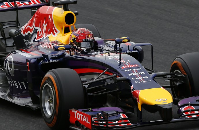 Sebastian Vettel de capacete vermelho no treino classificatório para o GP do Japão (Foto: AP)
