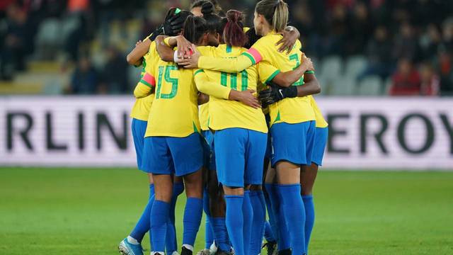 Jogadoras da seleção feminina comemoram um dos gols da partida contra a Polônia