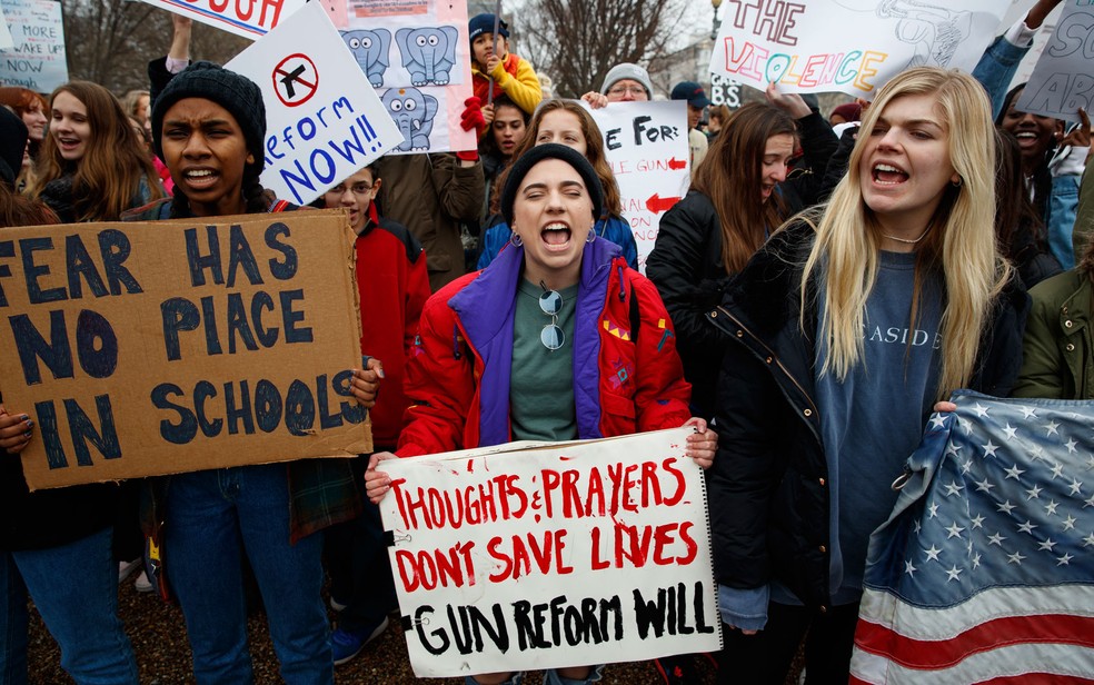 Manifestação por controle de armas em frente à Casa Branca após massacre em escola na Flórida (Foto: AP Photo/Evan Vucci)
