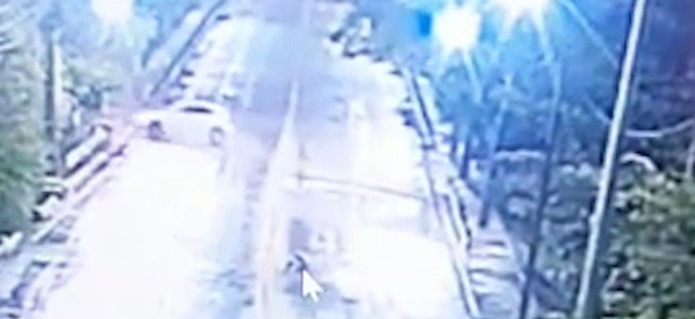 Imagens de câmeras de segurança flagram o momento em que o carro sai da pista na cabeceira da Ponte Bandeira Tribuzzi, em São Luís (MA) — Foto: Reprodução/TV Mirante