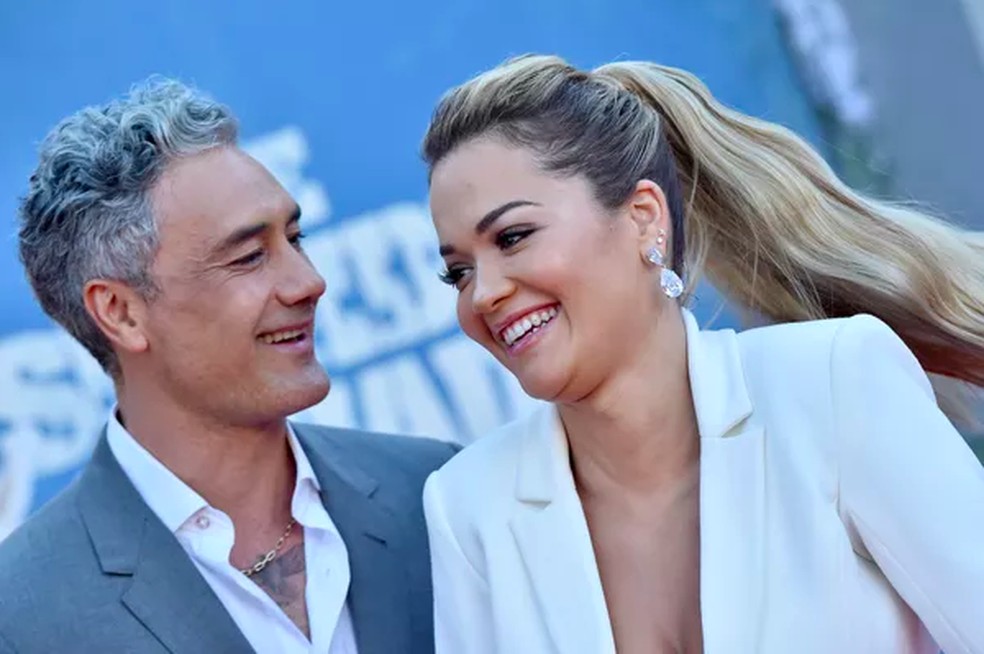 Rita Ora e Taika Waititi no red carpet do lançamento de O Esquadrão Suicida (2021) em Los Angeles — Foto: Getty Images