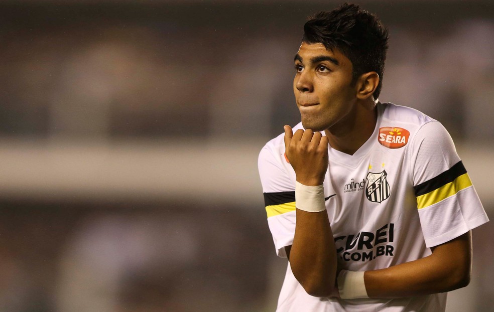 Gabigol comemora em 2013, primeiro ano dele no profissional do Santos — Foto: MARCELLO ZAMBRANA/INOVAFOTO/Agência Estado