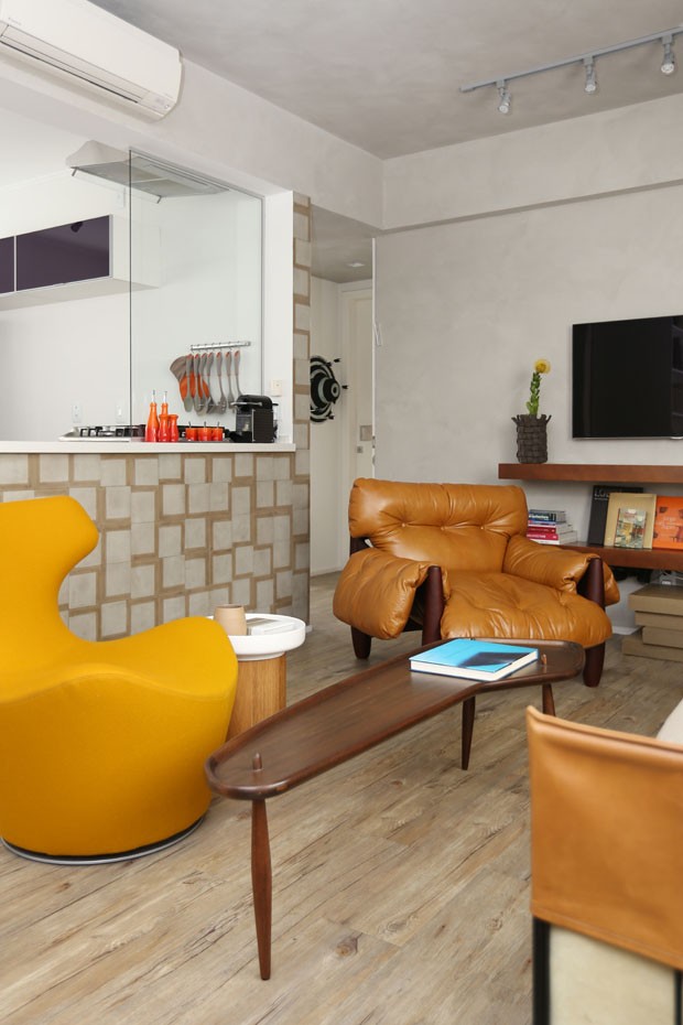 Poltrona Mole é ponto de partida em projeto de apartamento de 90 m² (Foto: Divulgação)