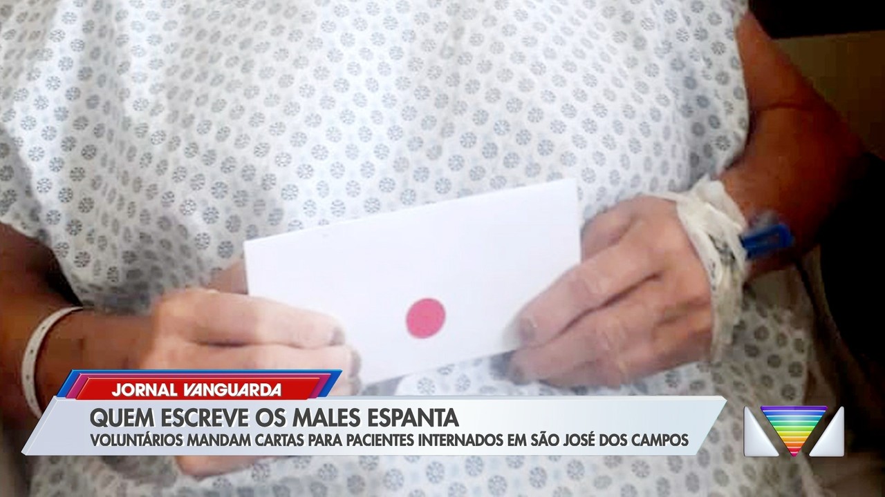 Voluntários escrevem cartas para pacientes internados em hospitais em São José dos Campos