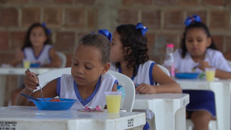 Meninas se alimentam em instituição que ajuda a transformar vidas no Sertão de Pernambuco — Foto: Reprodução/TV Globo 