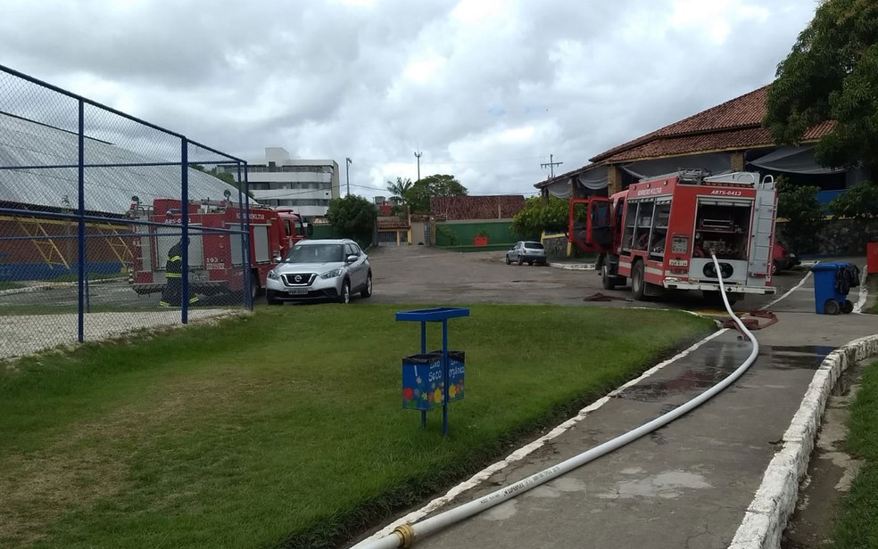 Corpo de Bombeiros em clube de Itabuna que pegou fogo nesta quarta (18) — Foto: Redes Sociais