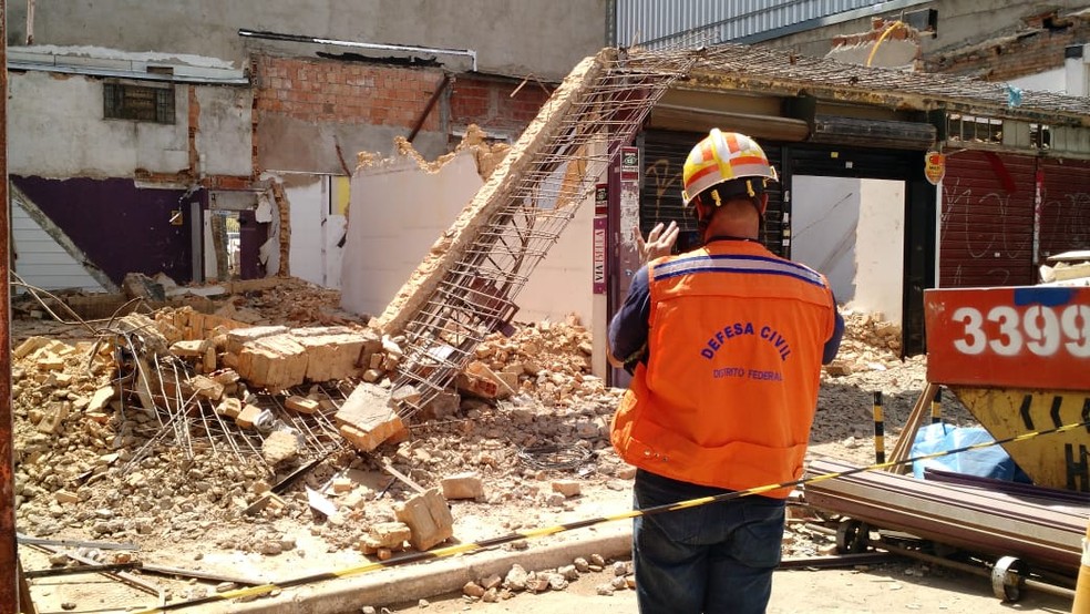 Laje de imóvel em demolição desaba — Foto: Corpo de Bombeiros do DF/Divulgação 