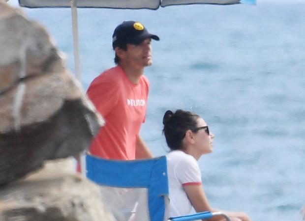 Ashton Kutcher e Mila Kunis em praia (Foto: The Grosby Group)