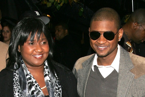 A mãe de Usher foi sua agente por anos, mas quando o cantor se casou pela primeira vez, ele a demitiu. Com o fim do casamento, ele a contratou novamente. Um ano depois ele a demitiu mais uma vez depois de conhecer sua atual namorada (e agente) (Foto: Getty Images)
