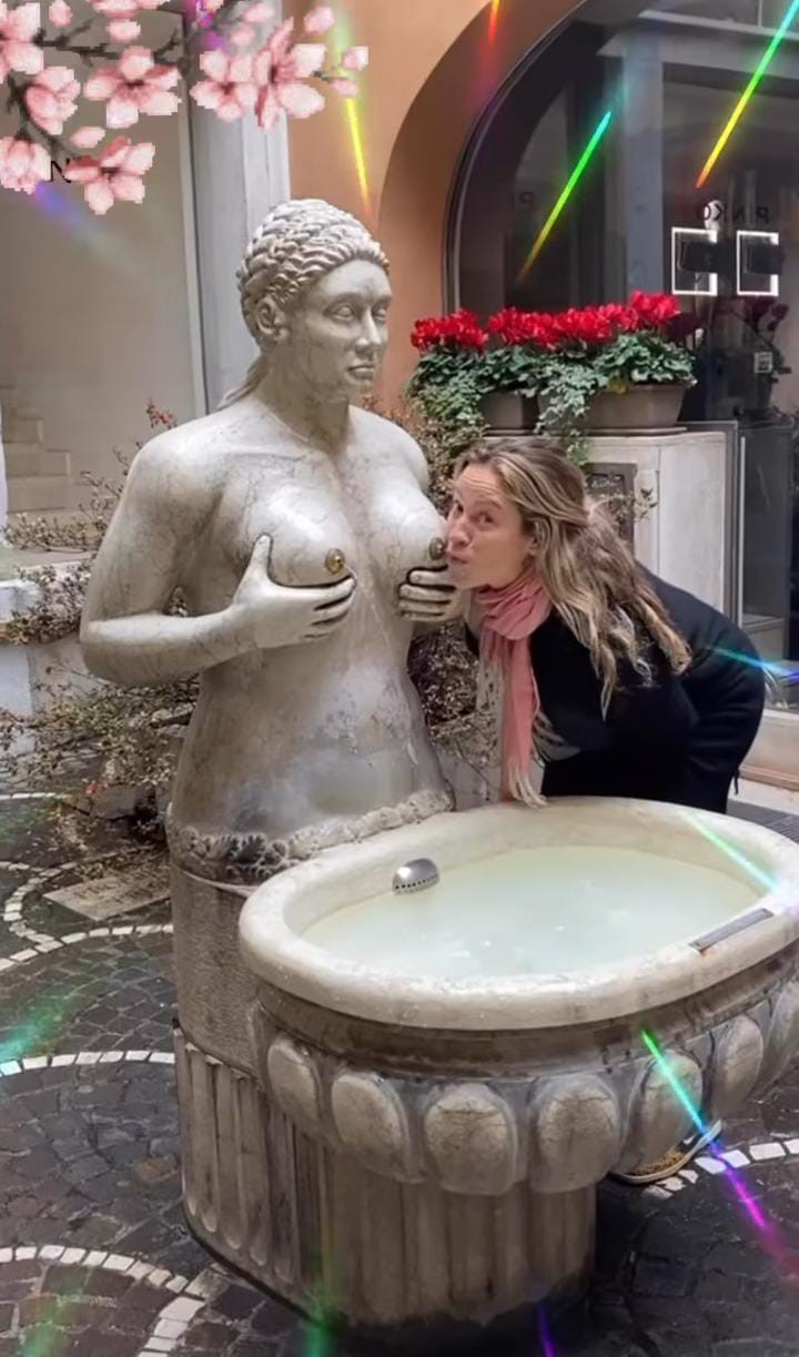 Luana Piovani bebe água na Fontana Delle Tette (Foto: Reprodução / Instagram)