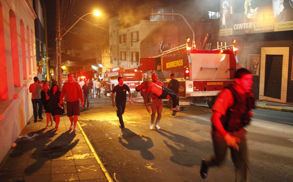 Incêndio atinge a boate Kiss em Santa Maria — Foto: AFP