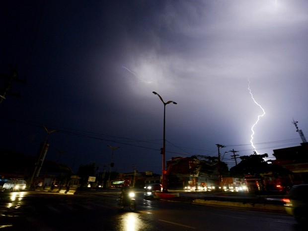 Apagão atingiu Manaus na noite desta terça-feira (18) e deixou as ruas no escuro (Foto: Chico Batata)