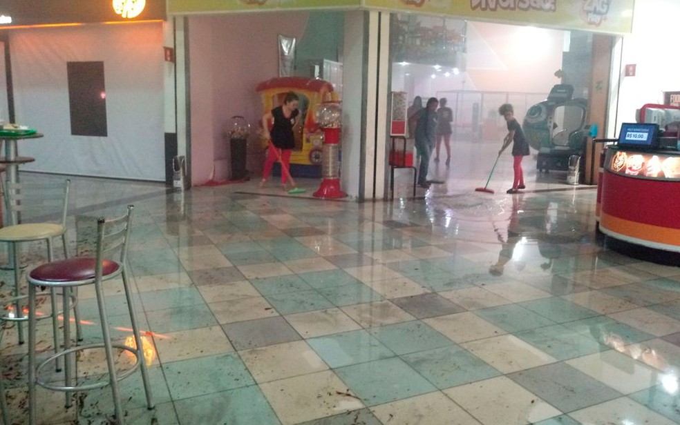 Incêndio atinge pizzaria e provoca correria em praça de alimentação de shopping de Itabuna, na Bahia (Foto: Cristiano Sertório/Arquivo pessoal)