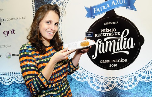 Mariana Hahnemann com a receita vencedora do Prêmio Receitas de Família 2016: o bolo de cenoura da vó Omi 