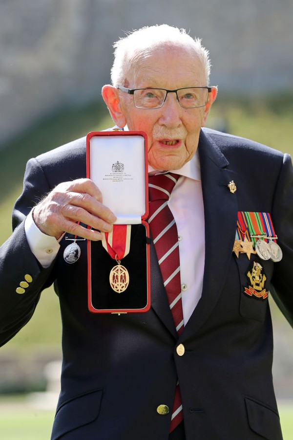 WINDSOR, ENGLAND - JULY 17: Captain Sir Thomas Moore poses after being awarded with the insignia of Knight Bachelor by Queen Elizabeth II at Windsor Castle on July 17, 2020 in Windsor, England. British World War II veteran Captain Tom Moore raised over £3 (Foto: Getty Images)
