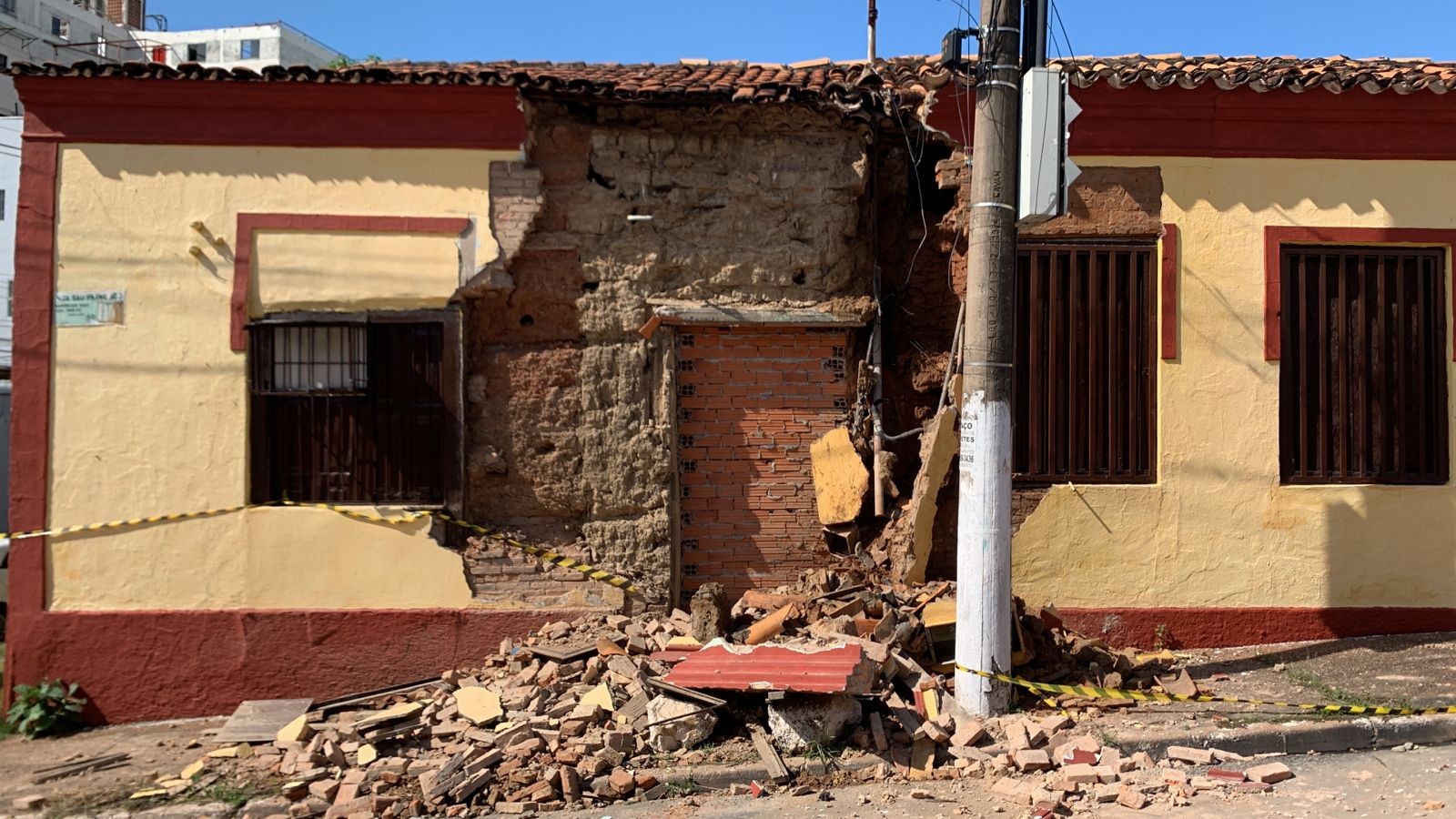 Casarão desaba parcialmente na região central de Cuiabá e família desocupa o imóvel
