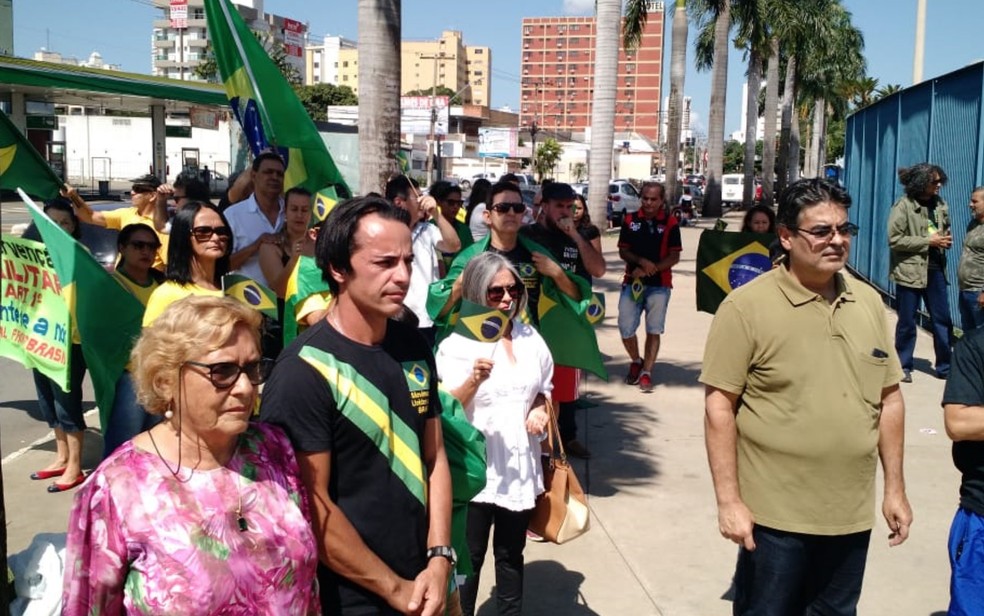 Manifestantes favoráveis ao golpe que instaurou a ditadura militar no Brasil fizeram um ato em frente à 7ª Circunscrição de Serviço Militar (CSM), no Setor Central de Goiânia  — Foto: TV Anhanguera/Reprodução