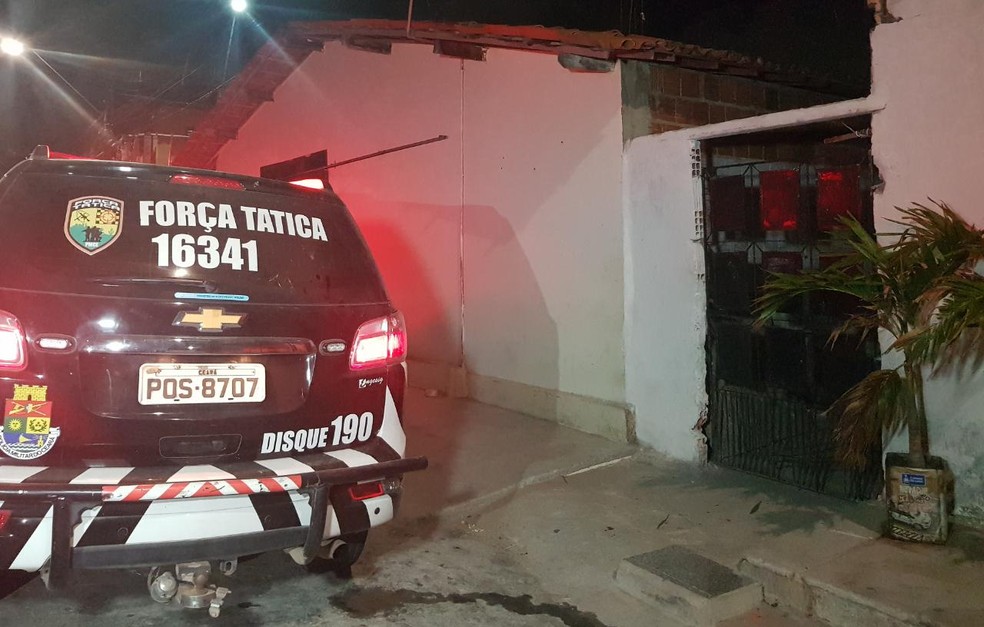 Grupo invadiu uma vila e atacou casal na Messejana. — Foto: Rafaela Duarte/ Sistema Verdes Mares