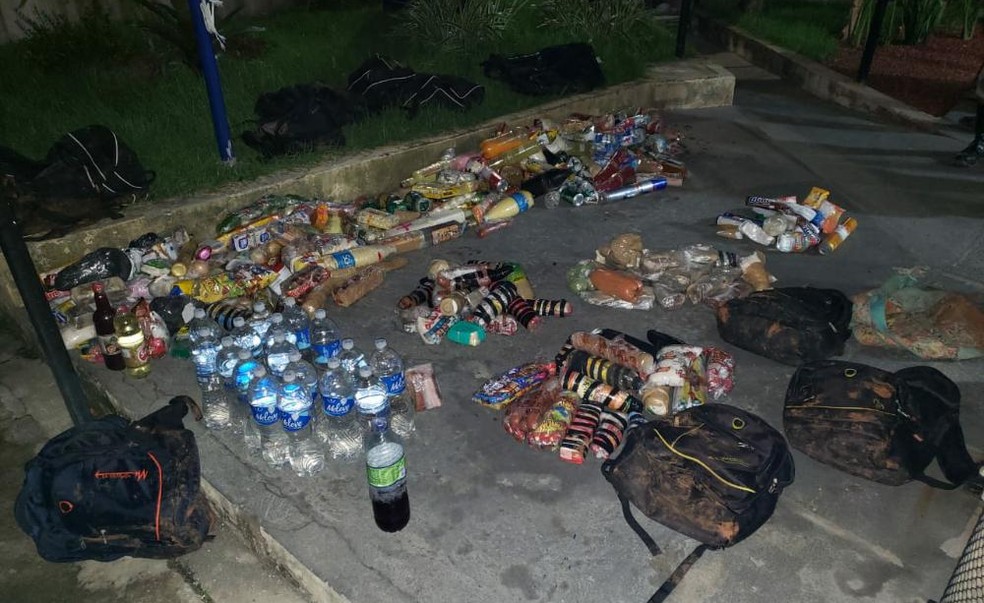 Mochilas estavam carregadas de drogas, alimentos e bebidas — Foto: Divulgação/SSP-BA