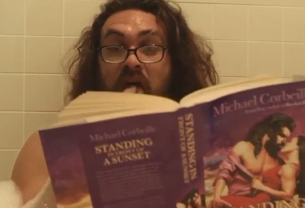 Jason Momoa lendo livro dentro de banheira (Foto: Instagram)