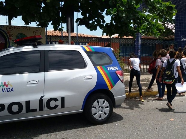 Confusãona frente de escola ocorreu na UR-3, no Recife (Foto: Marlon Costa/Pernambuco Press)