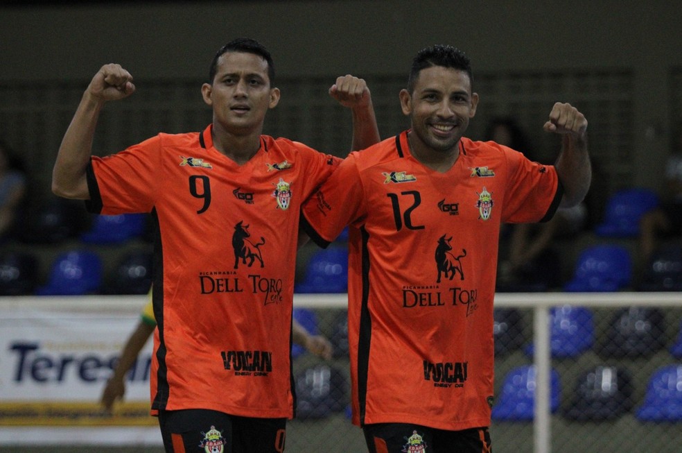 Danilinho e Alexandre Timon, atletas do Ajax Futsal — Foto: Alberto Adalberto/Doisaas Publicidade