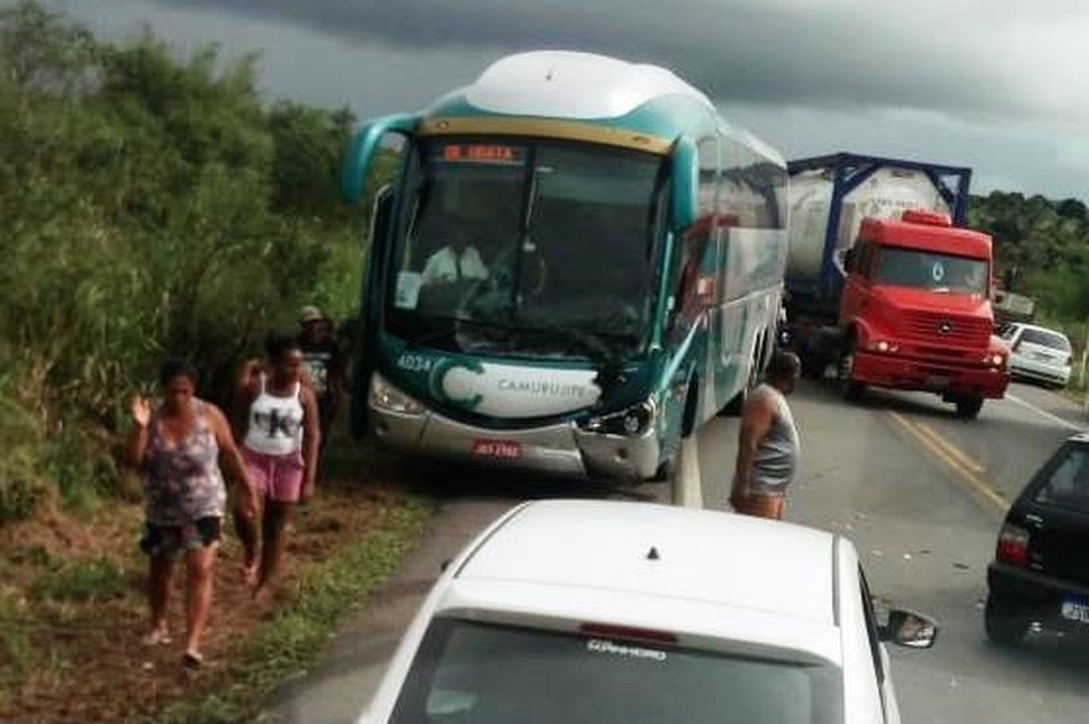 Quatro pessoas morrem em acidente entre ônibus e caminhão na BR-101, Recôncavo Baiano — Foto: Reprodução/Redes Sociais