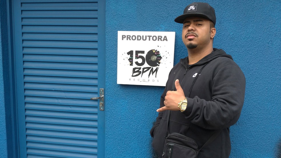 DJ Polyvox na frente de seu novo estúdio na região do Baixo Augusta, em São Paulo — Foto: Rodrigo Ortega / G1